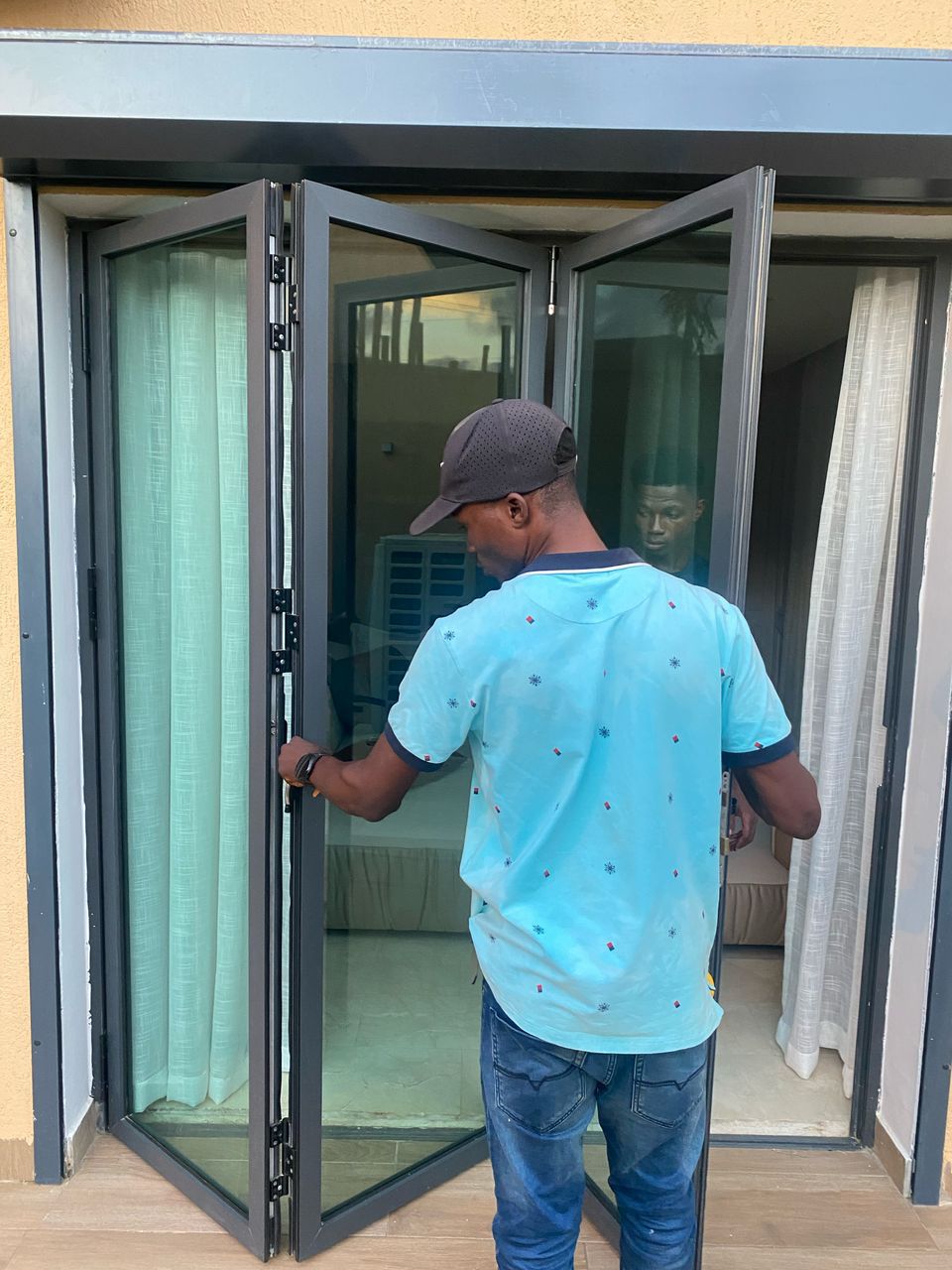 Artisan menuisier travaillant sur un cadre en aluminium